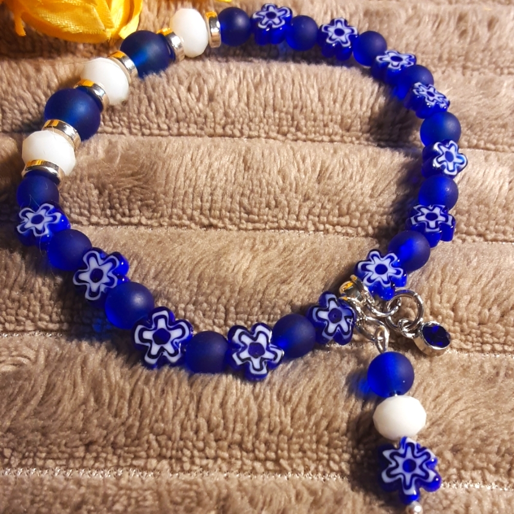 Hand Crafted Stretch Bracelet Blue White  7.5"